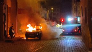 Otomobili ateşe verip yanışını izlerken video çekti