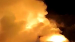 Park halindeki 3 otomobil alev alev yandı