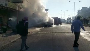 Şanlıurfa'da seyir halindeki otomobil alev topuna döndü