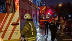 Şişli'de bir binadaki reklam afişi alev alev yandı