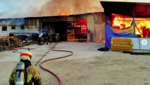 Tonlarca malzeme olan depo alevlere teslim oldu