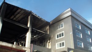 Tuzla'da fabrikanın deposu alev alev yandı