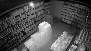 Van'da deprem anı güvenlik kameralarına yansıdı