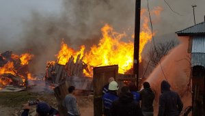 3 ev ve 1 ahır alevlere teslim oldu