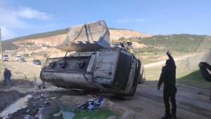 Akaryakıt tankeri kontrolden çıkıp ters döndü litrelerce mazot yola aktı