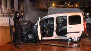 Alev alev yanan araç kullanılmaz hale geldi