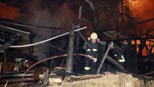 Alev topuna dönen gecekonduda can pazarı