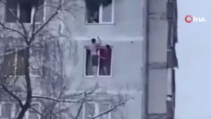 Alevlerin arasında kalan kadın komşularının yardımıyla alt kattaki daireye indi