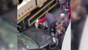 Arabasına binmek isteyen kadın beton kamyonunun altında kaldı
