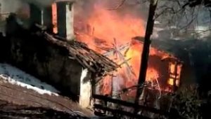 Artvin'de iki katlı ev yanarak kullanılamaz hale geldi