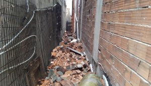 Avcılar'da şiddetli rüzgar çatının duvarını yıktı