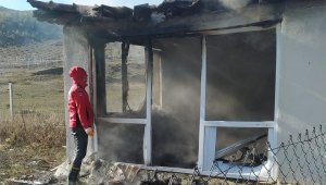 Bağ evi yangında kül oldu