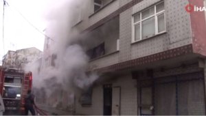 Bağcılar'da 3 katlı binada korkutan yangın, 2'si yatalak 8 kişiyi itfaiye kurtardı
