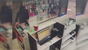 Bahçelievler'de cep telefonunu çalan hırsız kamerada