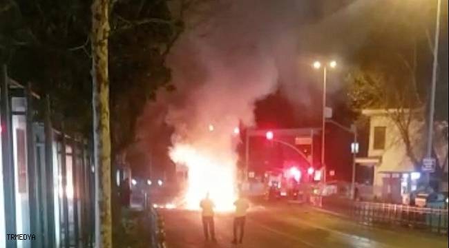 Beşiktaş Meydan'da otomobil alev alev yandı