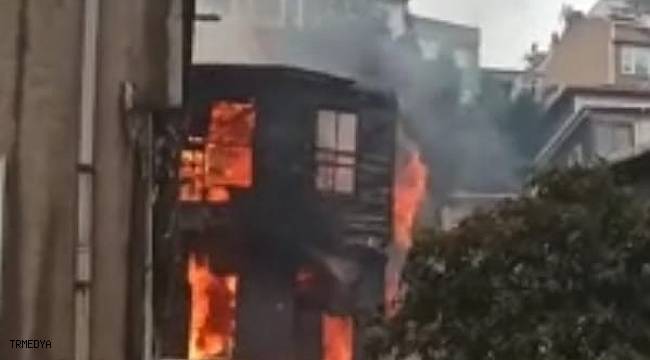 Beyoğlu'da yangın: Ahşap bina alev topuna döndü