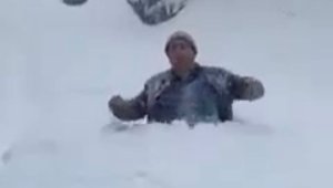 Boyuna yaklaşan karın içinde kayboldu
