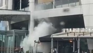 Bursa'da dünyaca ünlü kahve zincirinde yangın tüpü kazası: Ortalık toz bulutu ile kaplandı