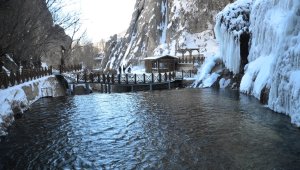 Buz tutan şelale kartpostallık görüntüler oluşturdu