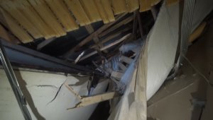 Buzda kayan tır eve girdi