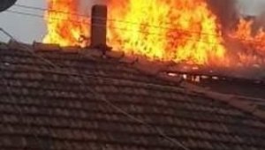 Çatı alev alev yandı