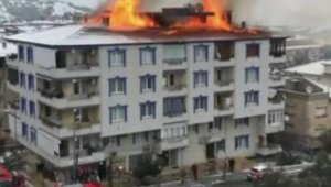Çatı yangını vatandaşı sokağa döktü