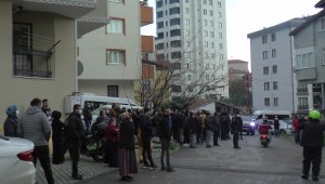 Çatıdaki işçi alev alev yanan çatıdan inmedi