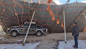 Çöken otoparkın çatısı karton gibi ikiye ayrıldı