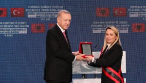 Cumhurbaşkanı Erdoğan Arnavutluk'ta yapılan deprem konutlarını sahiplerine teslim etti