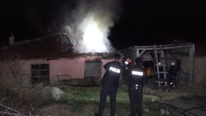 Elektrik kontağında çıkan yangında tek katlı ahşap ev küle döndü