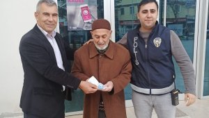 Emekli maaşını düşüren adamı bulup parasını teslim etti