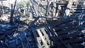 Ev ve eşyaları küle döndü yeni çektiği maaşını kurtarmak için alevlerin arasına atladı