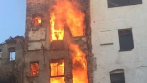 Fatih'te metruk bina alev alev yandı