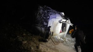 Freni patlayan vinç yüklü tır devrildi: 1 ölü