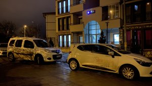 Genç kız, evinde silahla vurulmuş halde bulundu