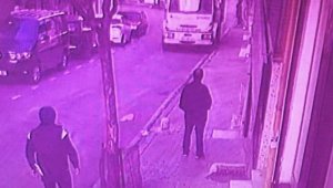 Geri geri kayan kamyonet binaya çarptı