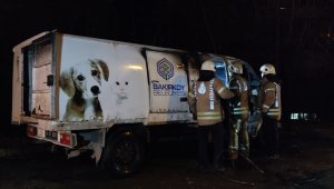 Güngören'de park halindeki kamyonet yanarak kül oldu