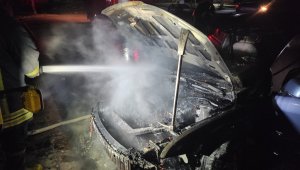 Hastane otoparkında otomobil yandı