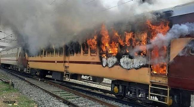 Hindistan'da protestocular treni ateşe verdi