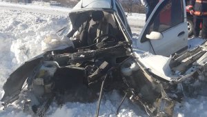 Hurdaya dönen araçtan yaralı olarak kurtuldu