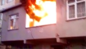 İçinde ailesinin olduğu evi ateşe verdi bıçakla itfaiyeyi engelledi