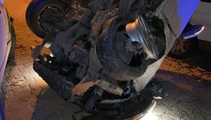 İlginç kaza: Park halindeki araçlara çarpıp dik bir şekilde havada asılı kaldı