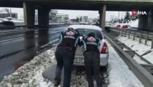 İstanbul'da polis ekipleri karda kalanlara yardım etti