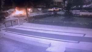 Kadıköy'de alev topuna dönen araç kamerada