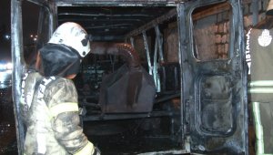 Kağıthane'de bir kadının köfte sattığı minibüs yandı