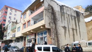 Kar, kombinin baca borusunu tıkadı: 5 kişilik aile zehirlendi, baba öldü