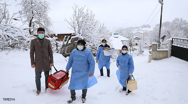 Kar ve tipi onlara engel olmadı, aşı ekipleri dondurucu soğukta görevde