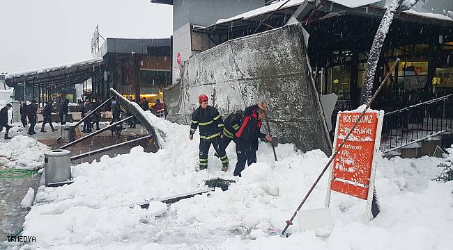 Kar yığınını taşıyamayan tente mühendisin üstüne çöktü