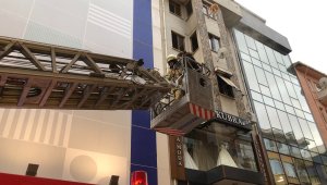 Karşı binadaki yangına aldırış etmeden sıva yapmaya devam ettiler