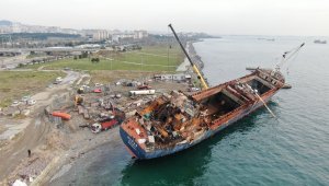 Kartal'da yanan gemi parçalara ayrılıyor